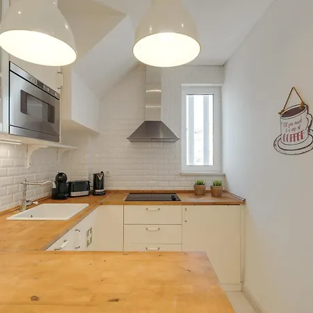 Daire Hostwise - Stylish Flat Near Bica Elevator *