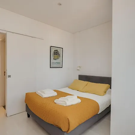 דירה Hostwise - Stylish Flat Near Bica Elevator ליסבון