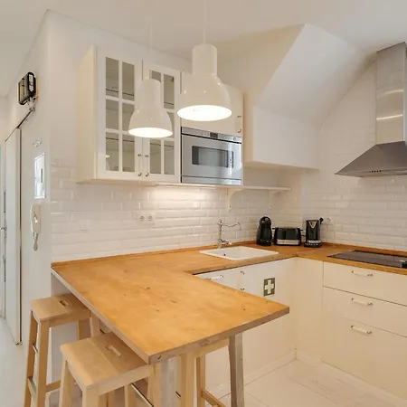 Hostwise - Stylish Flat Near Bica Elevator דירה ליסבון