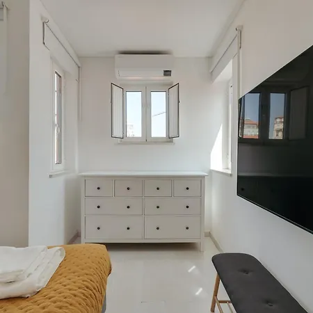 Hostwise - Stylish Flat Near Bica Elevator ליסבון
