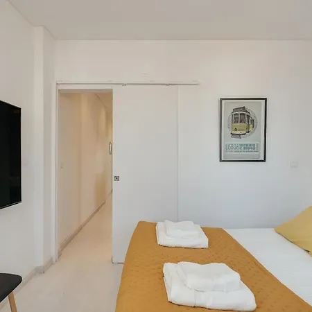 Hostwise - Stylish Flat Near Bica Elevator * ליסבון