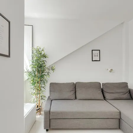 Hostwise - Stylish Flat Near Bica Elevator דירה ליסבון