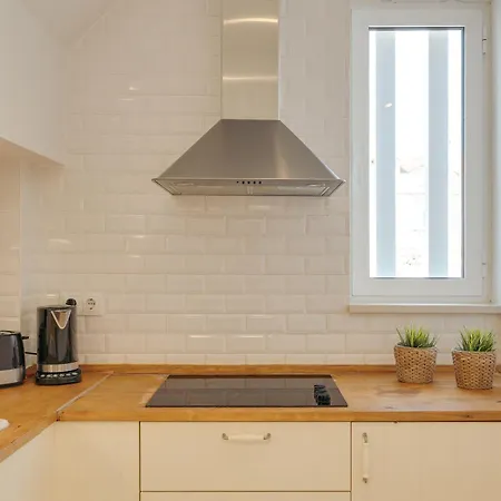 Hostwise - Stylish Flat Near Bica Elevator * ליסבון