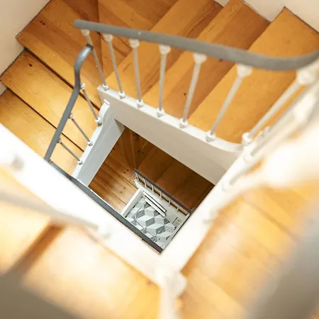 Hostwise - Stylish Flat Near Bica Elevator Apartamento *