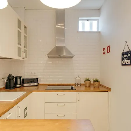 Hostwise - Stylish Flat Near Bica Elevator ליסבון