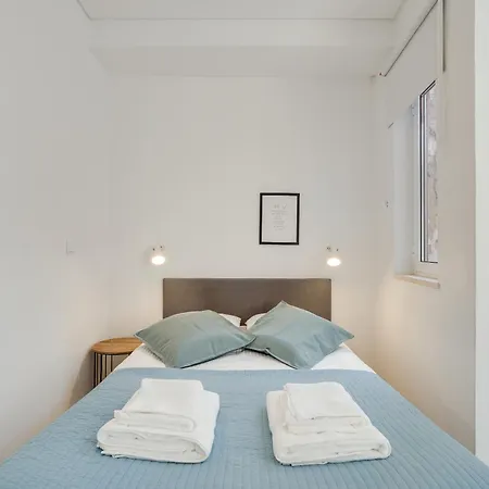 Hostwise - Stylish Flat Near Bica Elevator Apartamento *