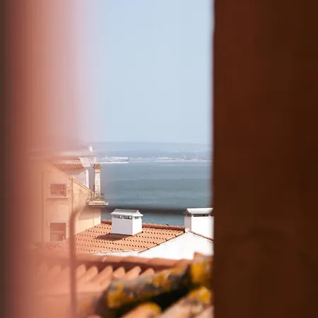 Hostwise - Stylish Flat Near Bica Elevator ליסבון
