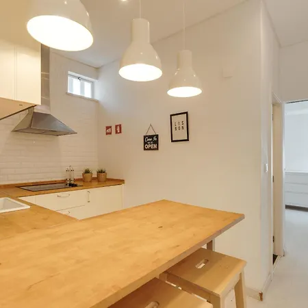 Hostwise - Stylish Flat Near Bica Elevator Apartamento