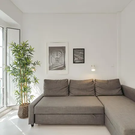 Hostwise - Stylish Flat Near Bica Elevator Apartment